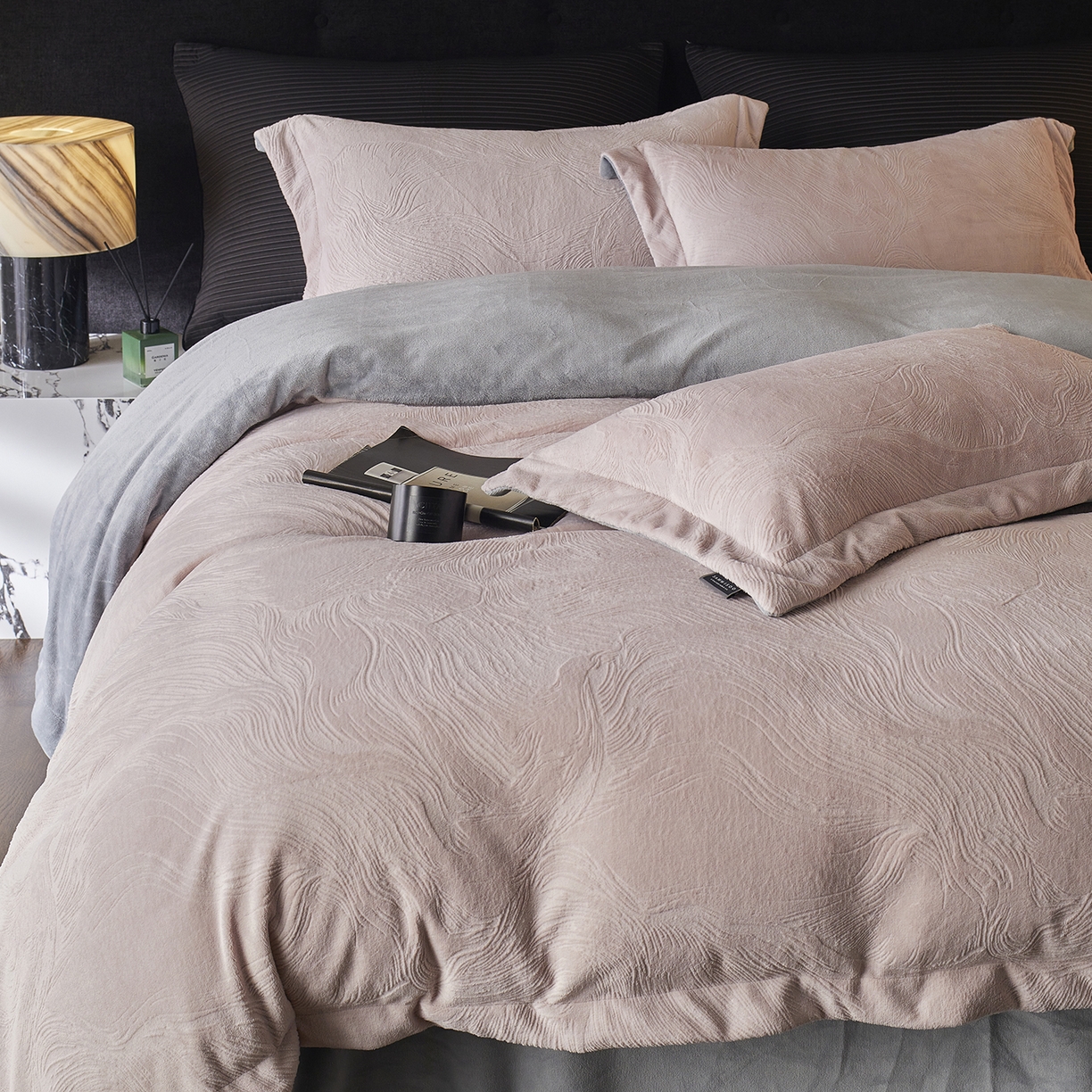 91家纺网 家纺一手货源 找家纺 三味舒屋 2025新款铂金暖绒全消光轻奢雕花牛奶绒四件套雾影星河 雾影星河粉