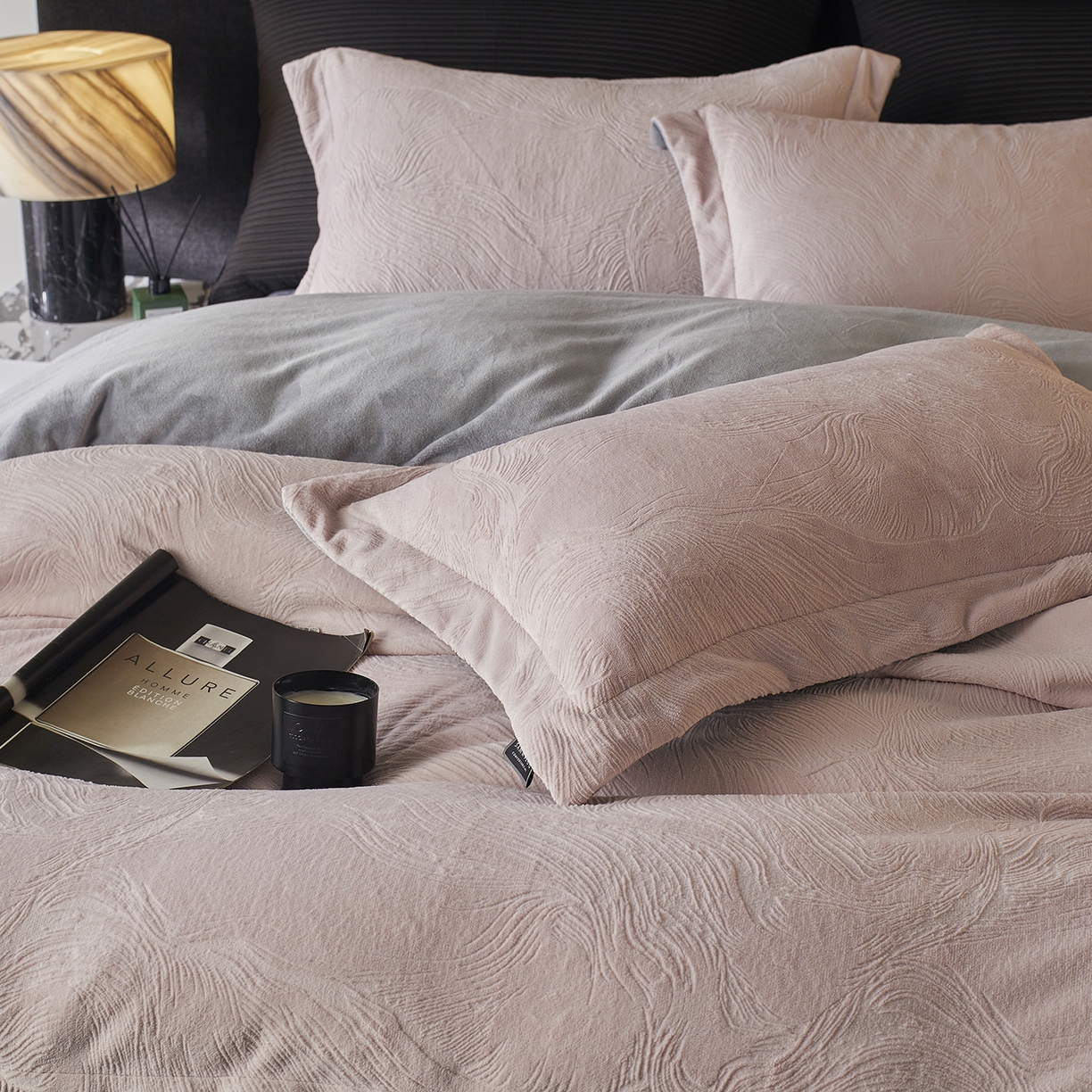 91家纺网 家纺一手货源 找家纺 三味舒屋 2025新款铂金暖绒全消光轻奢雕花牛奶绒四件套雾影星河 雾影星河粉