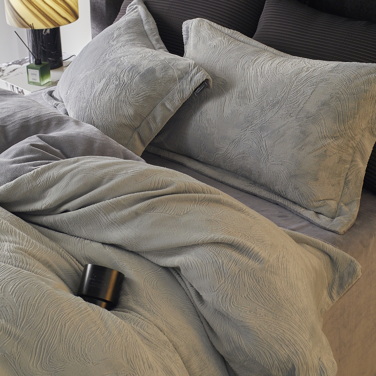 91家纺网 家纺一手货源 找家纺 三味舒屋 2025新款铂金暖绒全消光轻奢雕花牛奶绒四件套雾影星河 雾影星河灰