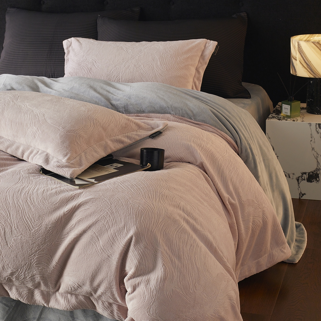 91家纺网 家纺一手货源 找家纺 三味舒屋 2025新款铂金暖绒全消光轻奢雕花牛奶绒四件套雾影星河 雾影星河粉