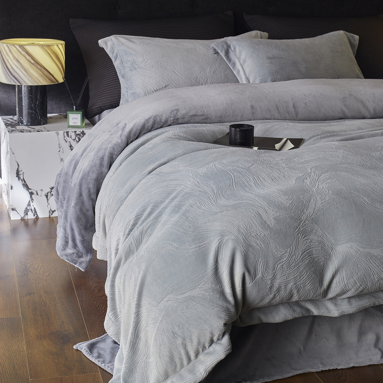 91家纺网 家纺一手货源 找家纺 三味舒屋 2025新款铂金暖绒全消光轻奢雕花牛奶绒四件套雾影星河 雾影星河灰