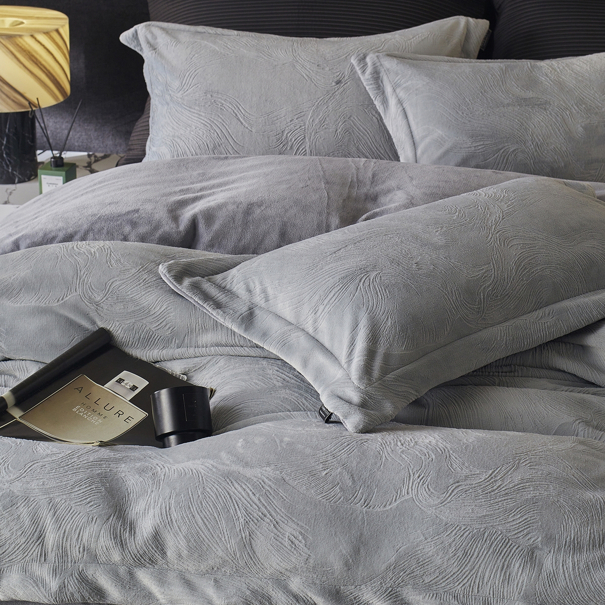 91家纺网 家纺一手货源 找家纺 三味舒屋 2025新款铂金暖绒全消光轻奢雕花牛奶绒四件套雾影星河 雾影星河灰