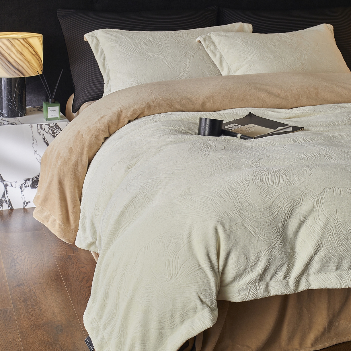 91家纺网 家纺一手货源 找家纺 三味舒屋 2025新款铂金暖绒全消光轻奢雕花牛奶绒四件套雾影星河 雾影星河月白