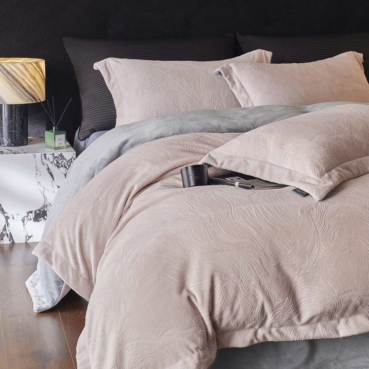 91家纺网 家纺一手货源 找家纺 三味舒屋 2025新款铂金暖绒全消光轻奢雕花牛奶绒四件套雾影星河 雾影星河粉