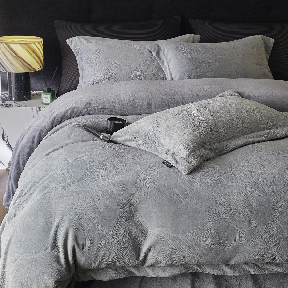 91家纺网 家纺一手货源 找家纺 三味舒屋 2025新款铂金暖绒全消光轻奢雕花牛奶绒四件套雾影星河 雾影星河灰