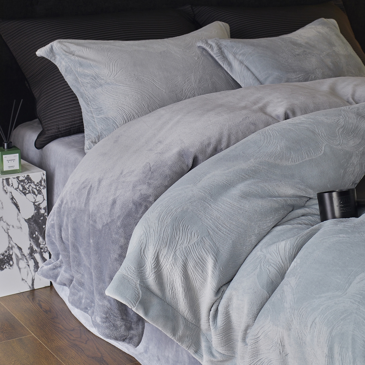 91家纺网 家纺一手货源 找家纺 三味舒屋 2025新款铂金暖绒全消光轻奢雕花牛奶绒四件套雾影星河 雾影星河灰