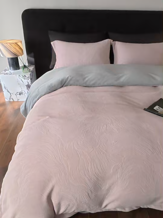 91家纺网 家纺一手货源 找家纺 三味舒屋 2025新款铂金暖绒全消光轻奢雕花牛奶绒四件套雾影星河 雾影星河粉