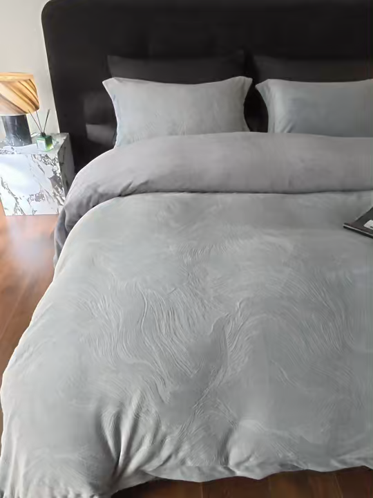 91家纺网 家纺一手货源 找家纺 三味舒屋 2025新款铂金暖绒全消光轻奢雕花牛奶绒四件套雾影星河 雾影星河灰