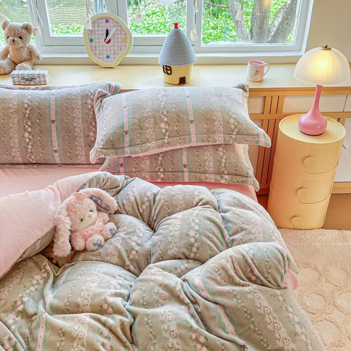 91家纺网 家纺一手货源 找家纺 弗苓家纺 2025新款加厚保暖双面牛奶绒四件套 南法假日