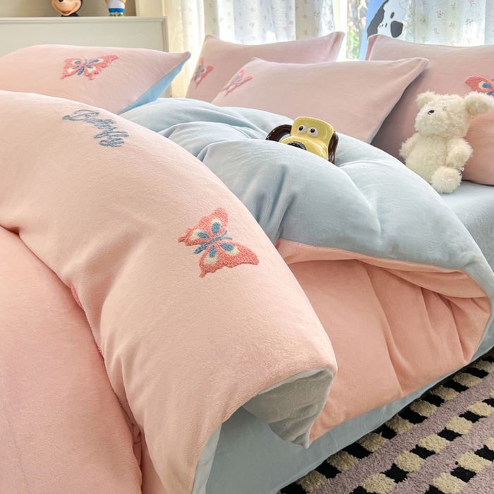 91家纺网 家纺一手货源 找家纺 寐居家纺 2025新款纯色毛巾绣牛奶绒四件套 蝶梦依云