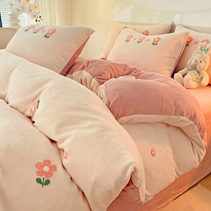 91家纺网 家纺一手货源 找家纺 寐居家纺 2025新款纯色毛巾绣牛奶绒四件套 朵朵花开-粉白