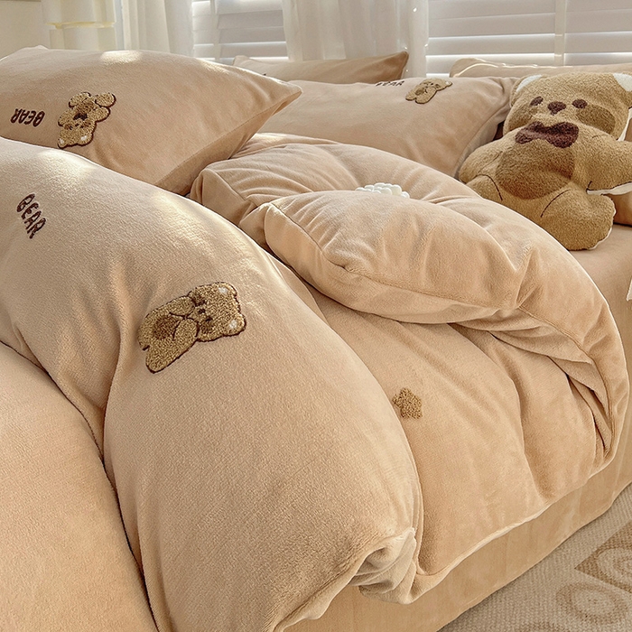 91家纺网 家纺一手货源 找家纺 寐居家纺 2025新款纯色毛巾绣牛奶绒四件套 萌萌熊-咖