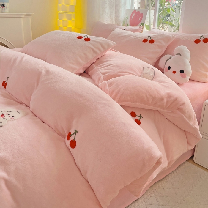 91家纺网 家纺一手货源 找家纺 寐居家纺 2025新款纯色毛巾绣牛奶绒四件套 樱桃兔-嫩粉