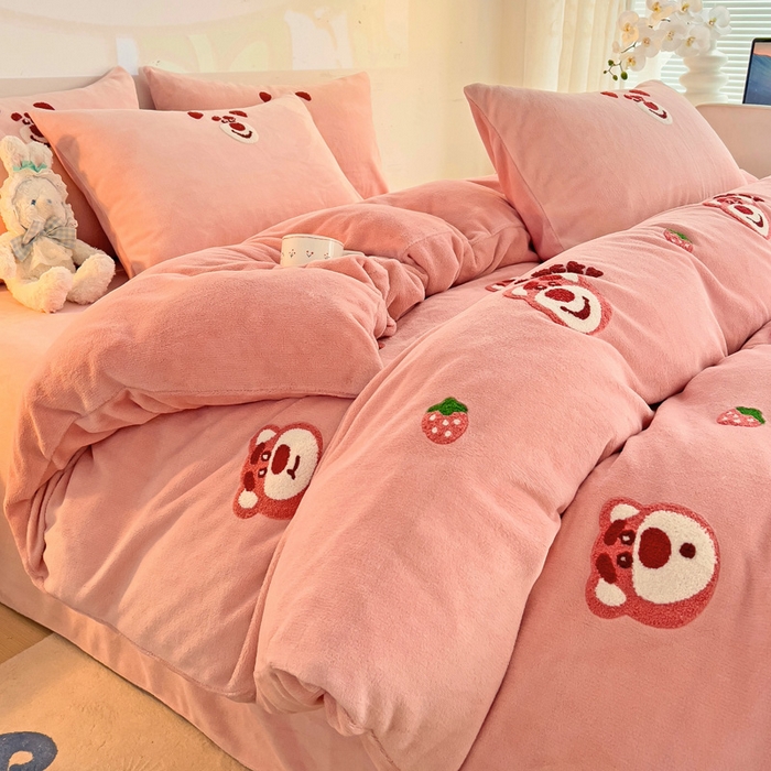 91家纺网 家纺一手货源 找家纺 寐居家纺 2025新款纯色毛巾绣牛奶绒四件套 草莓熊熊-豆沙