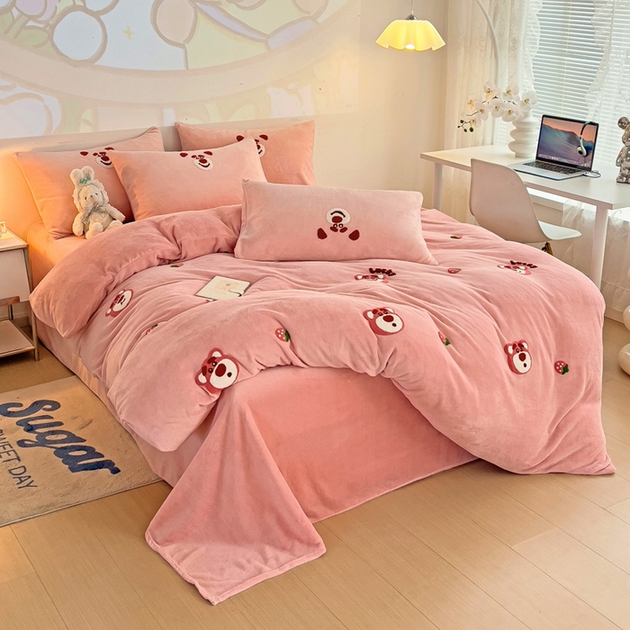 91家纺网 家纺一手货源 找家纺 寐居家纺 2025新款纯色毛巾绣牛奶绒四件套 草莓熊熊-豆沙