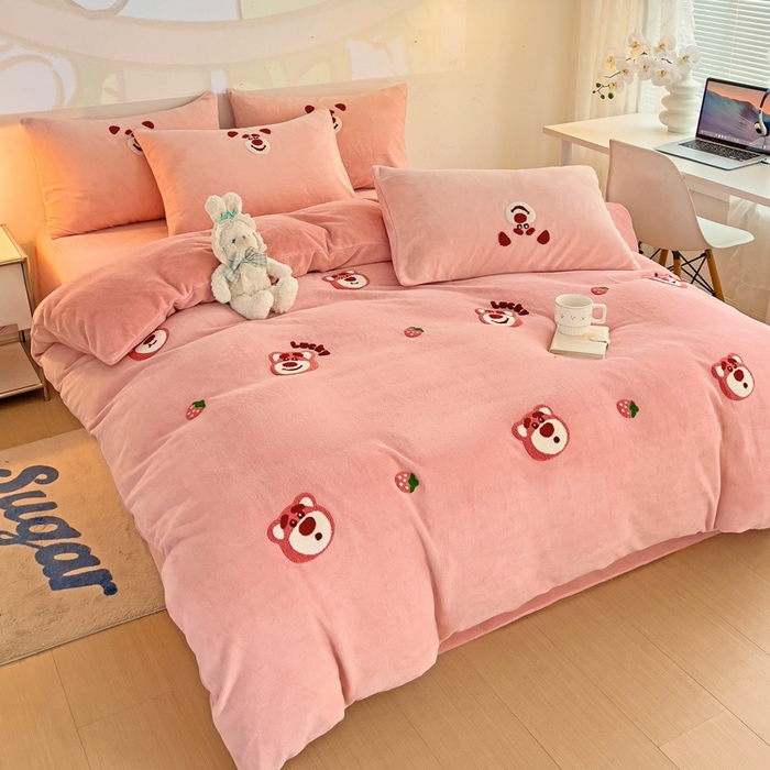 91家纺网 家纺一手货源 找家纺 寐居家纺 2025新款纯色毛巾绣牛奶绒四件套 草莓熊熊-豆沙