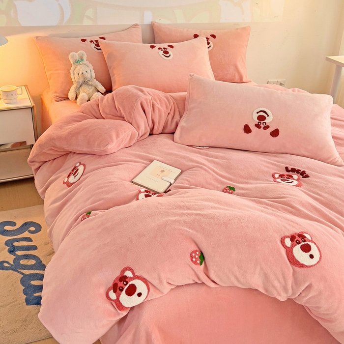 91家纺网 家纺一手货源 找家纺 寐居家纺 2025新款纯色毛巾绣牛奶绒四件套 草莓熊熊-豆沙