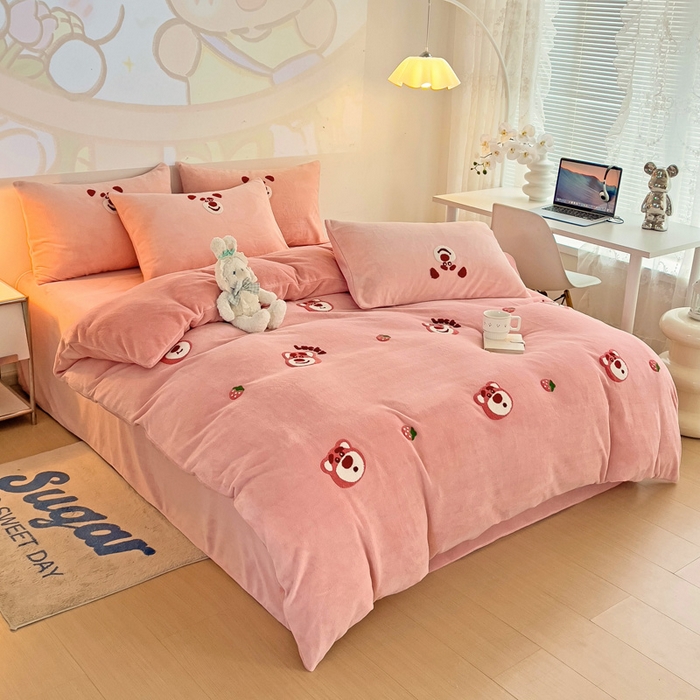 91家纺网 家纺一手货源 找家纺 寐居家纺 2025新款纯色毛巾绣牛奶绒四件套 草莓熊熊-豆沙