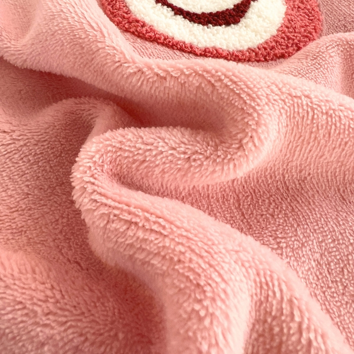 91家纺网 家纺一手货源 找家纺 寐居家纺 2025新款纯色毛巾绣牛奶绒四件套 草莓熊熊-豆沙