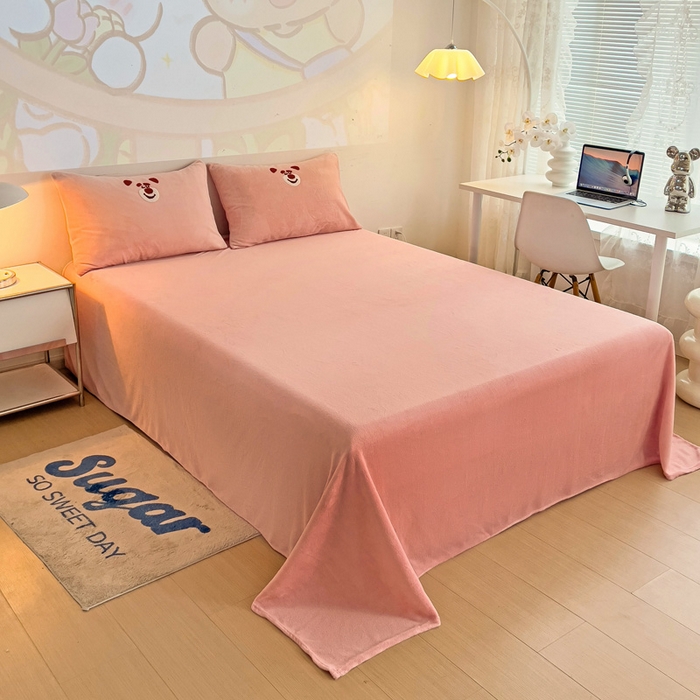 91家纺网 家纺一手货源 找家纺 寐居家纺 2025新款纯色毛巾绣牛奶绒四件套 草莓熊熊-豆沙