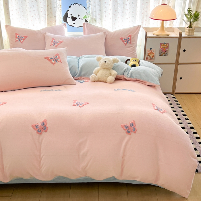 91家纺网 家纺一手货源 找家纺 寐居家纺 2025新款纯色毛巾绣牛奶绒四件套 蝶梦依云