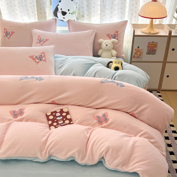 91家纺网 家纺一手货源 找家纺 寐居家纺 2025新款纯色毛巾绣牛奶绒四件套 蝶梦依云