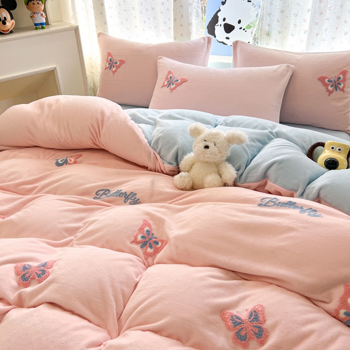 91家纺网 家纺一手货源 找家纺 寐居家纺 2025新款纯色毛巾绣牛奶绒四件套 蝶梦依云