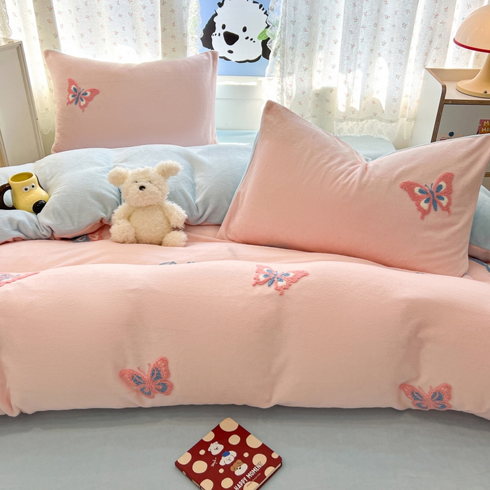 91家纺网 家纺一手货源 找家纺 寐居家纺 2025新款纯色毛巾绣牛奶绒四件套 蝶梦依云