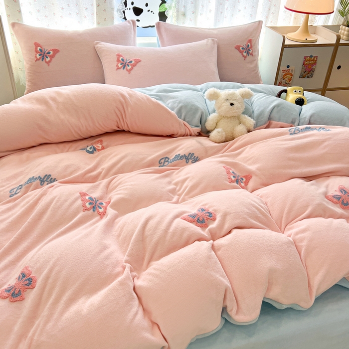 91家纺网 家纺一手货源 找家纺 寐居家纺 2025新款纯色毛巾绣牛奶绒四件套 蝶梦依云