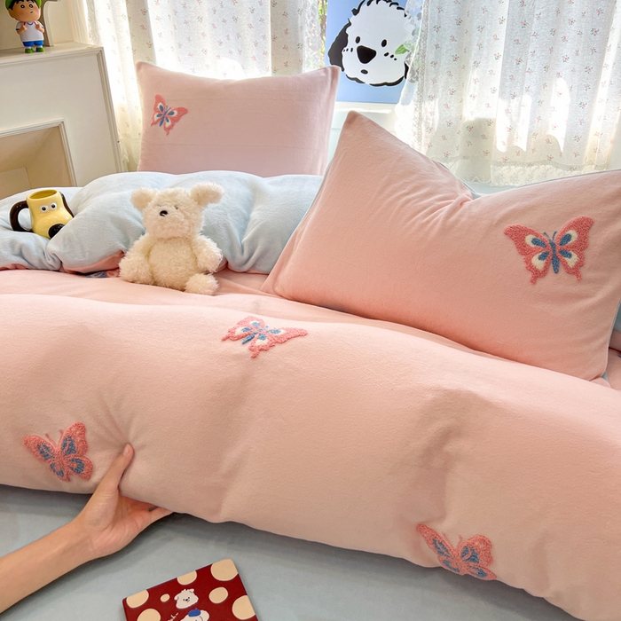 91家纺网 家纺一手货源 找家纺 寐居家纺 2025新款纯色毛巾绣牛奶绒四件套 蝶梦依云