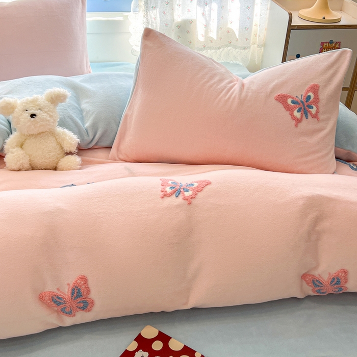 91家纺网 家纺一手货源 找家纺 寐居家纺 2025新款纯色毛巾绣牛奶绒四件套 蝶梦依云