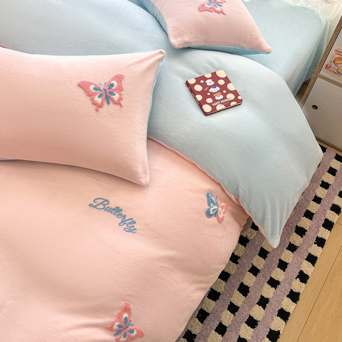 91家纺网 家纺一手货源 找家纺 寐居家纺 2025新款纯色毛巾绣牛奶绒四件套 蝶梦依云