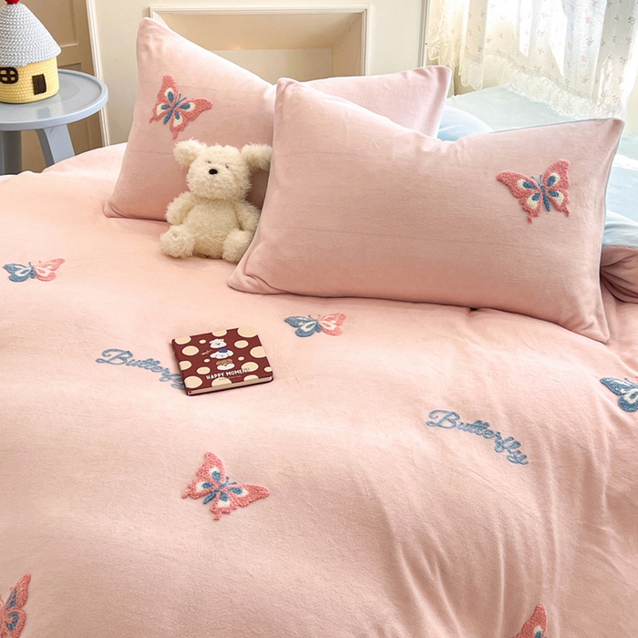 91家纺网 家纺一手货源 找家纺 寐居家纺 2025新款纯色毛巾绣牛奶绒四件套 蝶梦依云