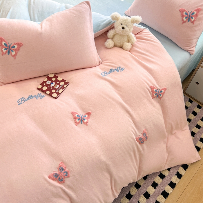 91家纺网 家纺一手货源 找家纺 寐居家纺 2025新款纯色毛巾绣牛奶绒四件套 蝶梦依云