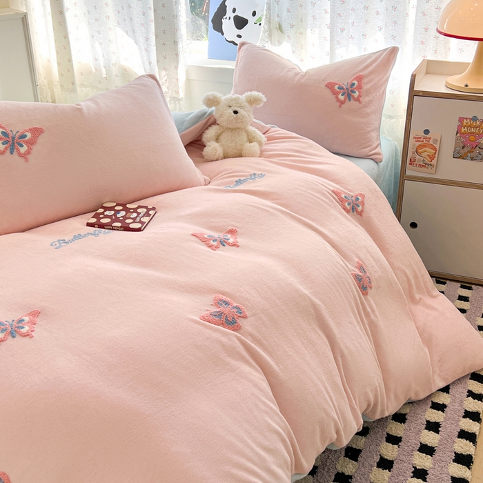 91家纺网 家纺一手货源 找家纺 寐居家纺 2025新款纯色毛巾绣牛奶绒四件套 蝶梦依云