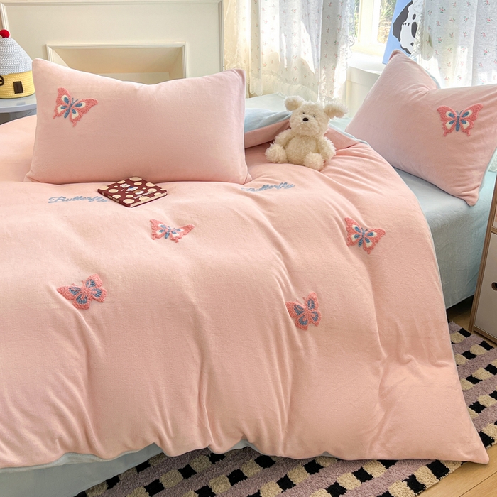 91家纺网 家纺一手货源 找家纺 寐居家纺 2025新款纯色毛巾绣牛奶绒四件套 蝶梦依云