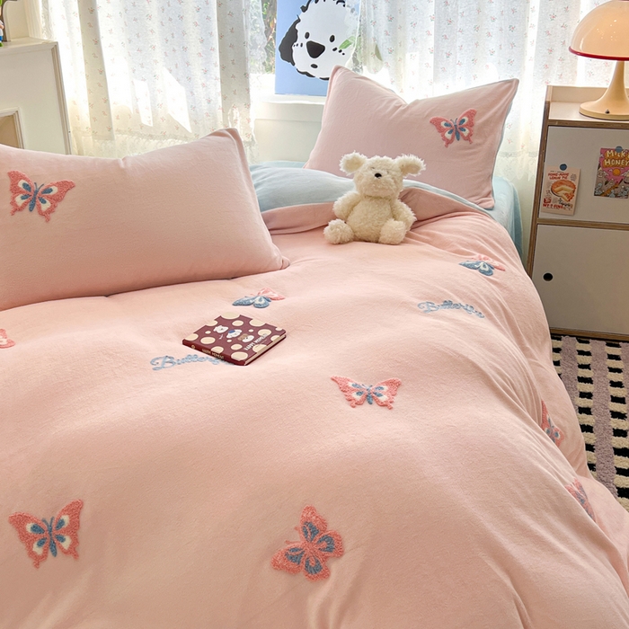 91家纺网 家纺一手货源 找家纺 寐居家纺 2025新款纯色毛巾绣牛奶绒四件套 蝶梦依云