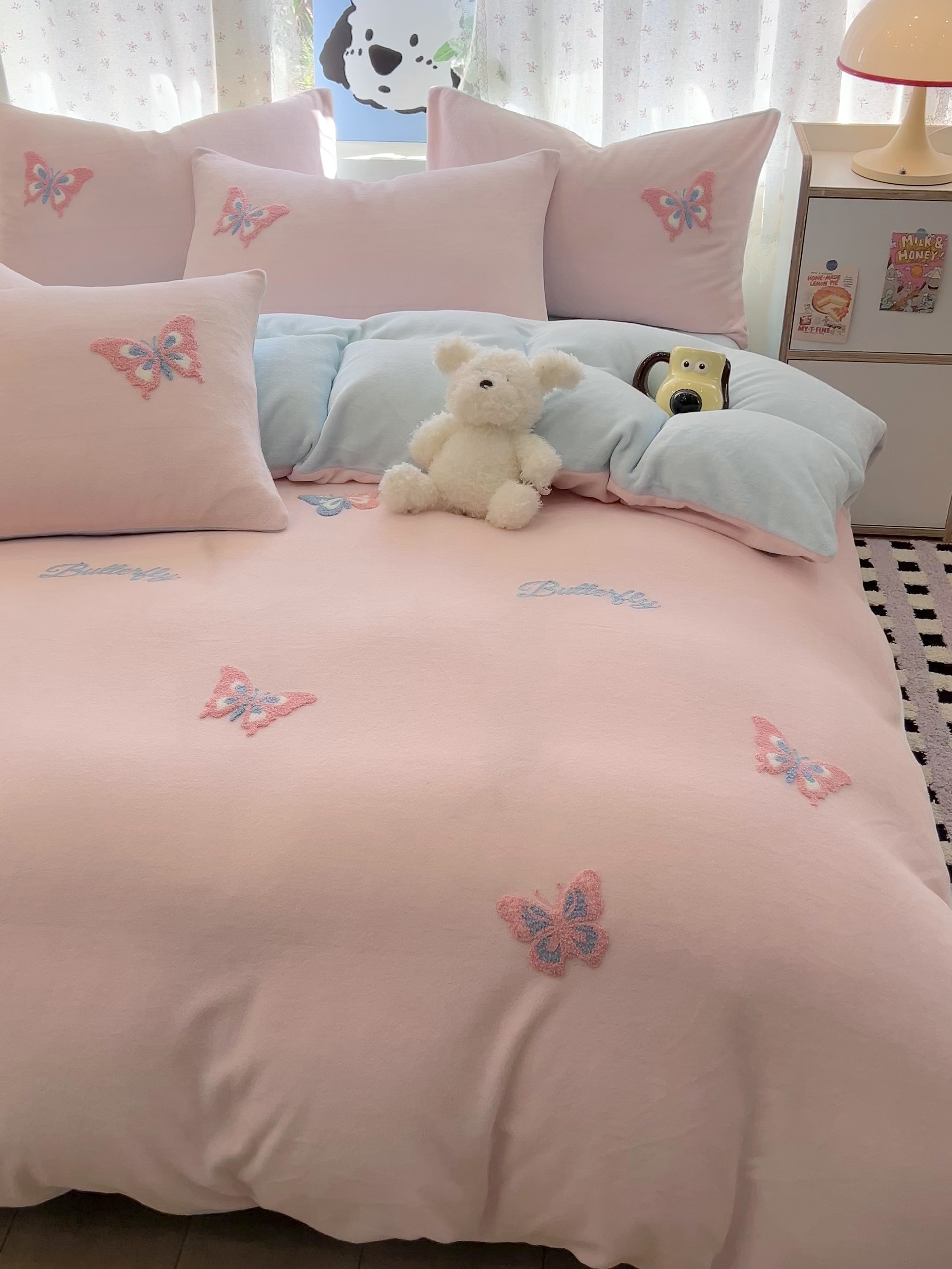 91家纺网 家纺一手货源 找家纺 寐居家纺 2025新款纯色毛巾绣牛奶绒四件套 蝶梦依云