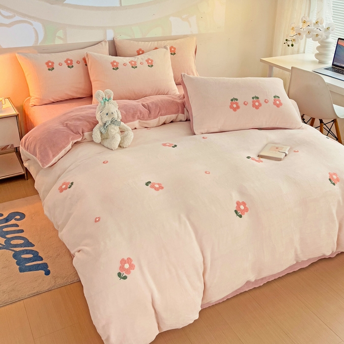 91家纺网 家纺一手货源 找家纺 寐居家纺 2025新款纯色毛巾绣牛奶绒四件套 朵朵花开-粉白