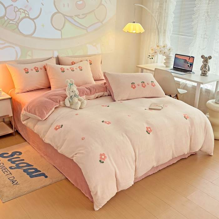 91家纺网 家纺一手货源 找家纺 寐居家纺 2025新款纯色毛巾绣牛奶绒四件套 朵朵花开-粉白