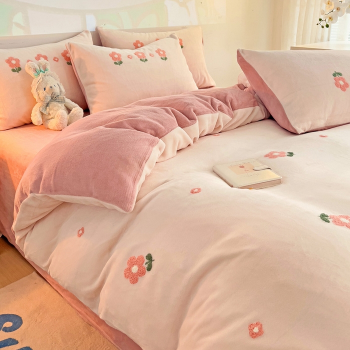 91家纺网 家纺一手货源 找家纺 寐居家纺 2025新款纯色毛巾绣牛奶绒四件套 朵朵花开-粉白