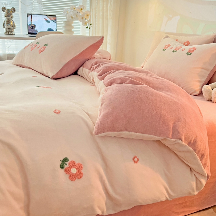 91家纺网 家纺一手货源 找家纺 寐居家纺 2025新款纯色毛巾绣牛奶绒四件套 朵朵花开-粉白
