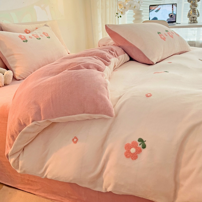 91家纺网 家纺一手货源 找家纺 寐居家纺 2025新款纯色毛巾绣牛奶绒四件套 朵朵花开-粉白