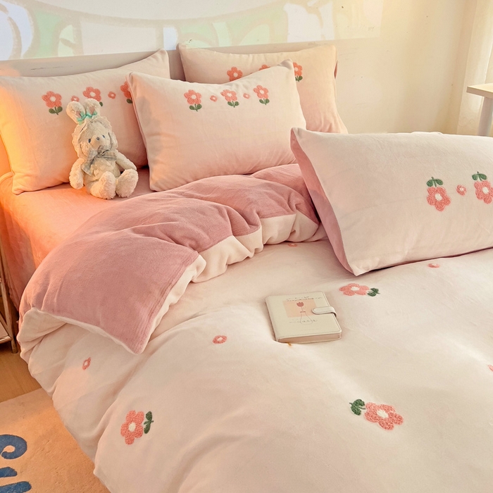 91家纺网 家纺一手货源 找家纺 寐居家纺 2025新款纯色毛巾绣牛奶绒四件套 朵朵花开-粉白