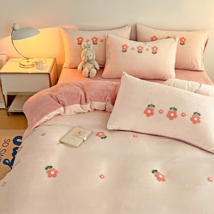 91家纺网 家纺一手货源 找家纺 寐居家纺 2025新款纯色毛巾绣牛奶绒四件套 朵朵花开-粉白