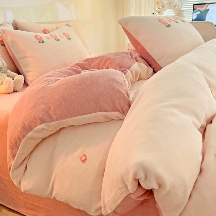 91家纺网 家纺一手货源 找家纺 寐居家纺 2025新款纯色毛巾绣牛奶绒四件套 朵朵花开-粉白