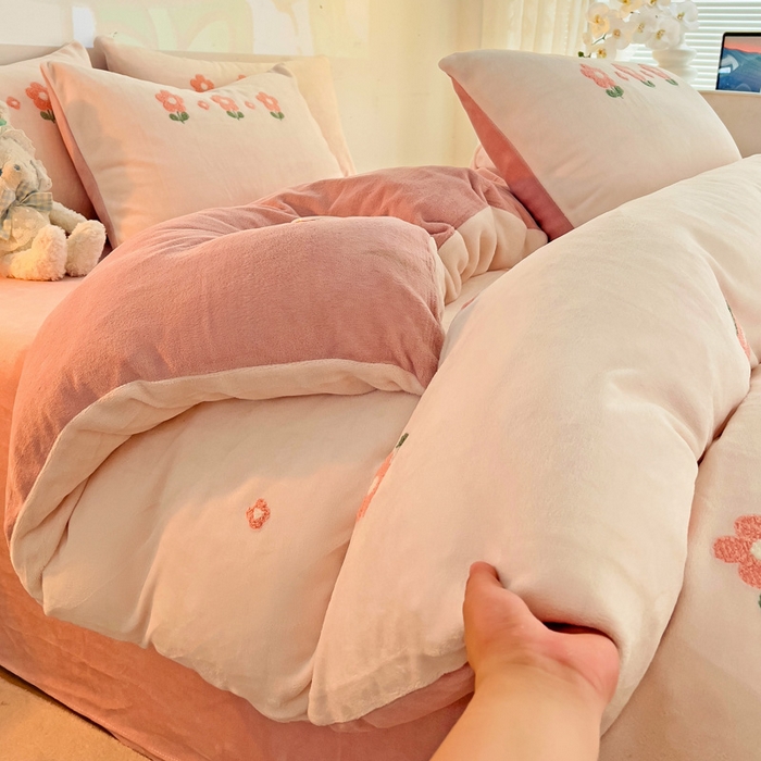 91家纺网 家纺一手货源 找家纺 寐居家纺 2025新款纯色毛巾绣牛奶绒四件套 朵朵花开-粉白