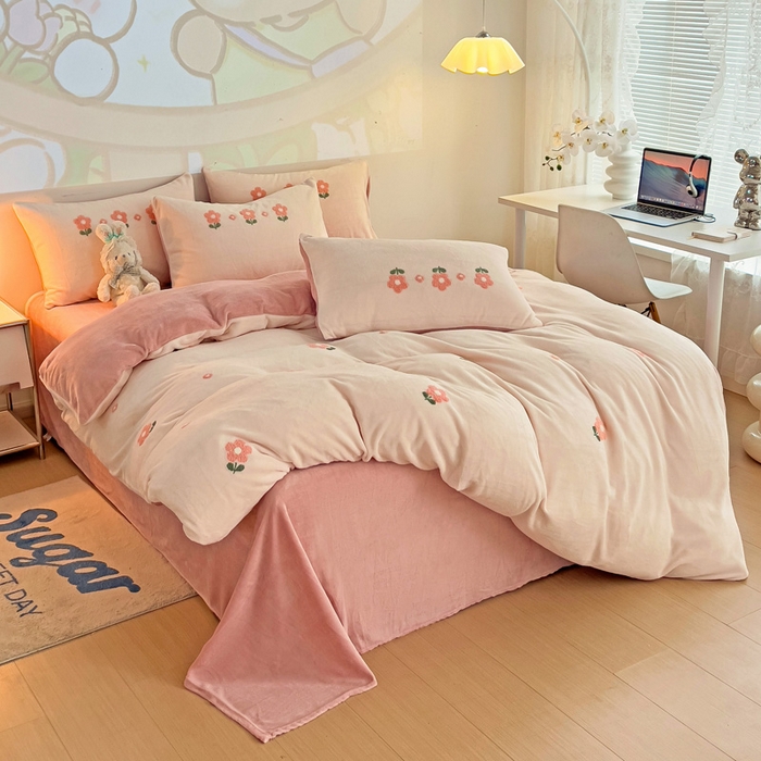 91家纺网 家纺一手货源 找家纺 寐居家纺 2025新款纯色毛巾绣牛奶绒四件套 朵朵花开-粉白