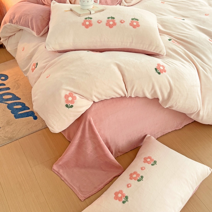 91家纺网 家纺一手货源 找家纺 寐居家纺 2025新款纯色毛巾绣牛奶绒四件套 朵朵花开-粉白