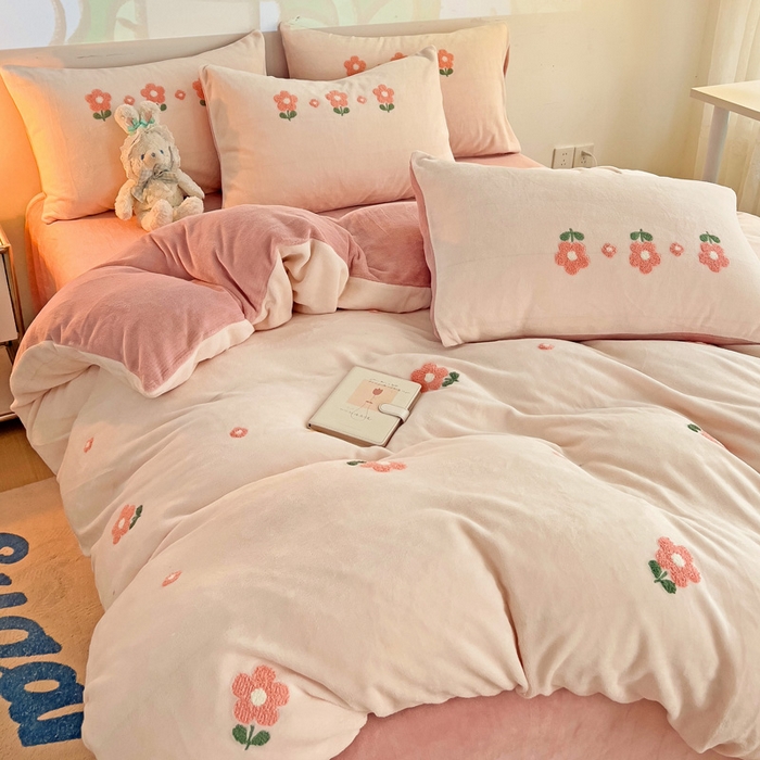 91家纺网 家纺一手货源 找家纺 寐居家纺 2025新款纯色毛巾绣牛奶绒四件套 朵朵花开-粉白